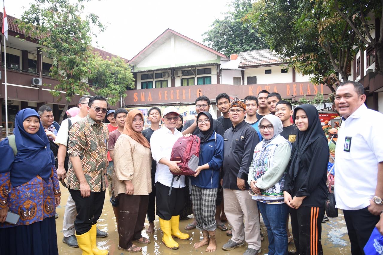 Mendikdasmen Berikan Bantuan Dana Pada Sekolah serta Perlengkapan Belajar kepada Siswa yang Terdampak Banjir Bekasi