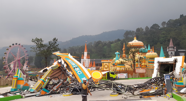 Tempat Rekreasi Hibisc Fantasy di Hulu Air Puncak Dibongkar Paksa Warga