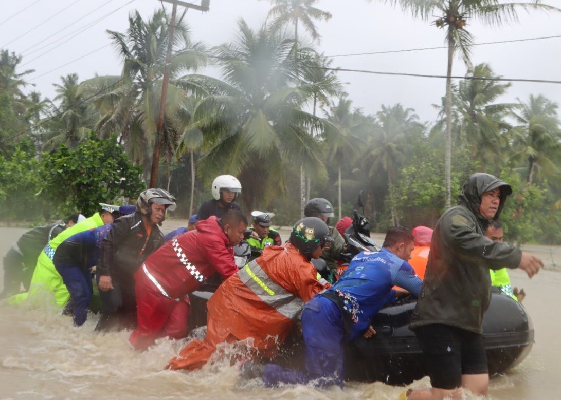 Perlombaan dengan waktu, polisi mengevakuasi ratusan warga yang terperangkap dalam banjir di NIAS Selatan