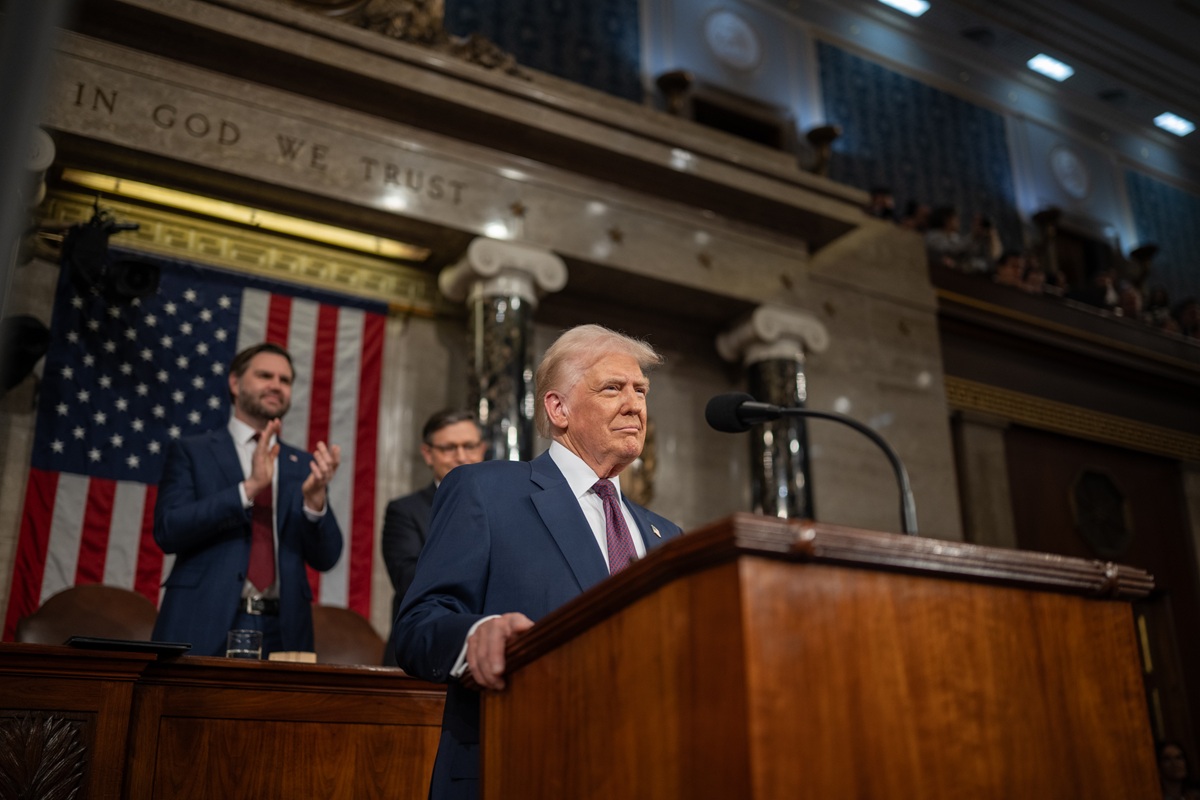 Trump Tunda Tarif Impor dari Meksiko dan Kanada Hingga April