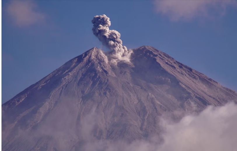 Erupsi, Gunung Marapi di Sumbar Lontarkan Abu Vulkanik 1.200 Meter