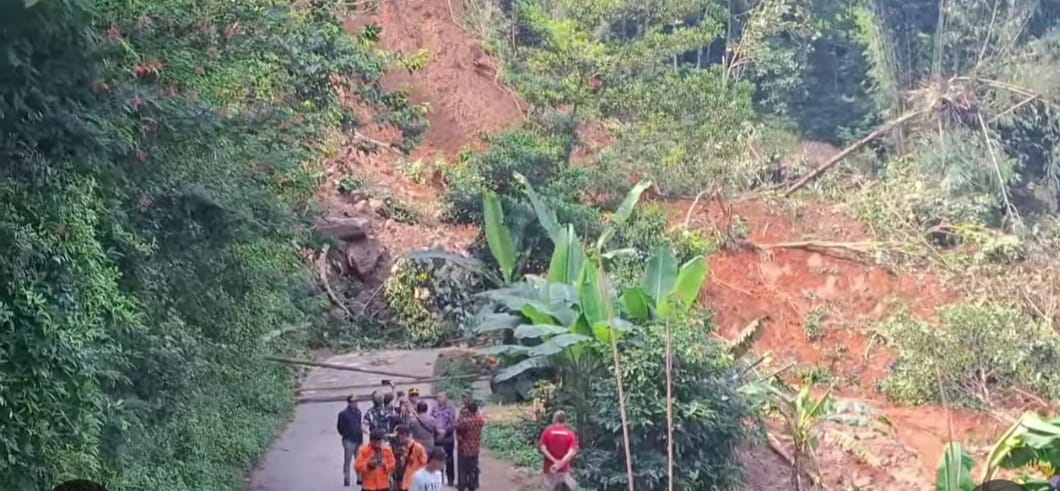 Jalan Penghubung Majalengka Dan Ciamis Tertimbun Material Longsor