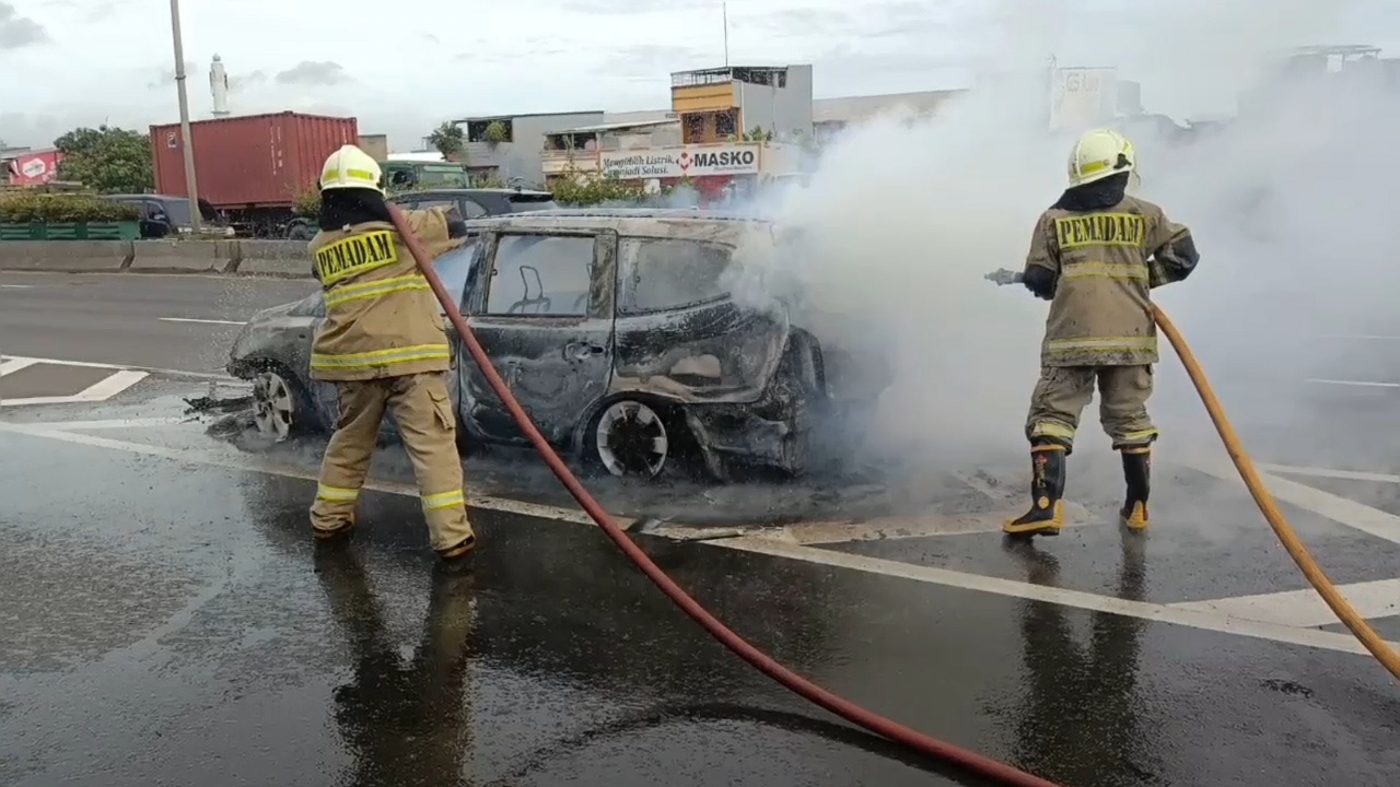 Diduga Korsleting Listrik, Sebuah Mobil Terbakar di Tol Gedong Panjang