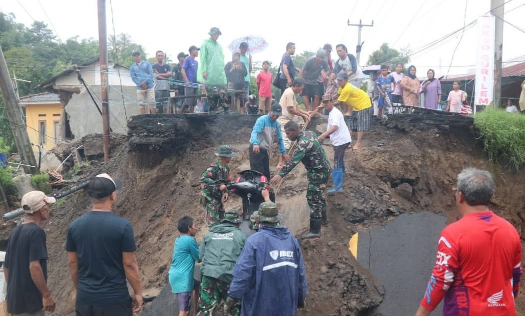 Kabupaten Sukabumi dikelilingi oleh banjir dan tanah longsor