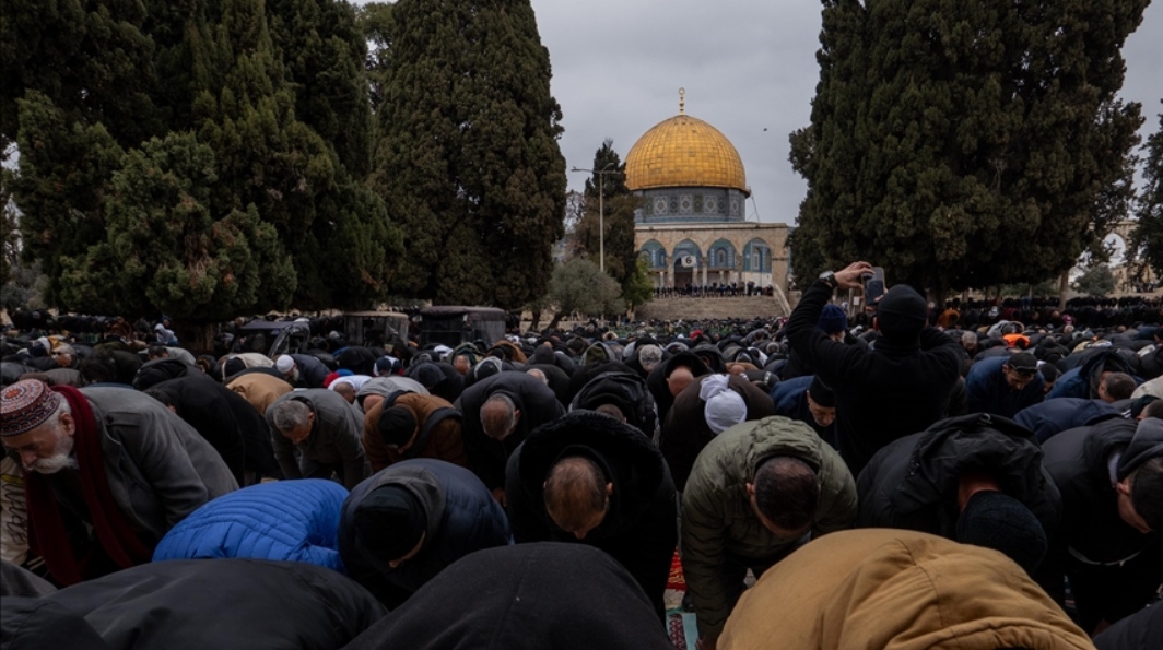 Ribuan Jamaah Hadiri Salat Jumat Pertama Bulan Ramadan di Masjid Al-Aqsa