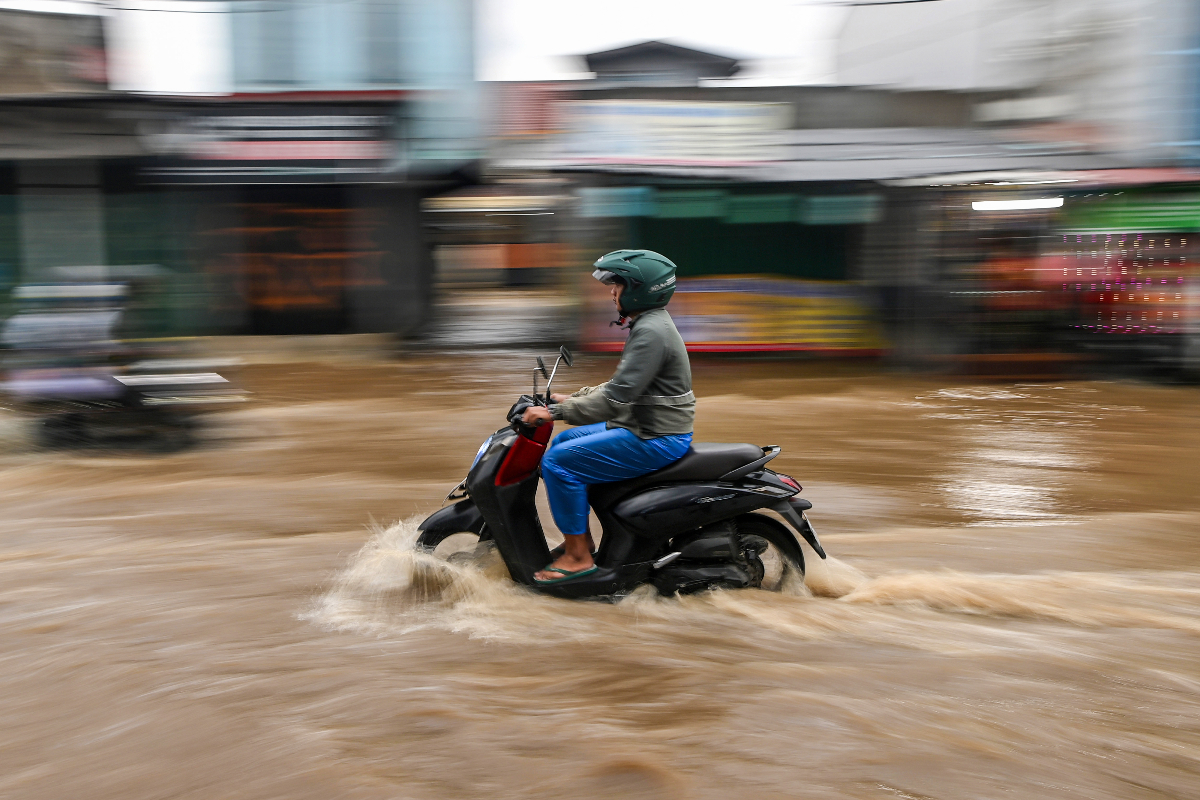 7 cara untuk membuat sepeda motor tidak menyerang selama pecahnya banjir