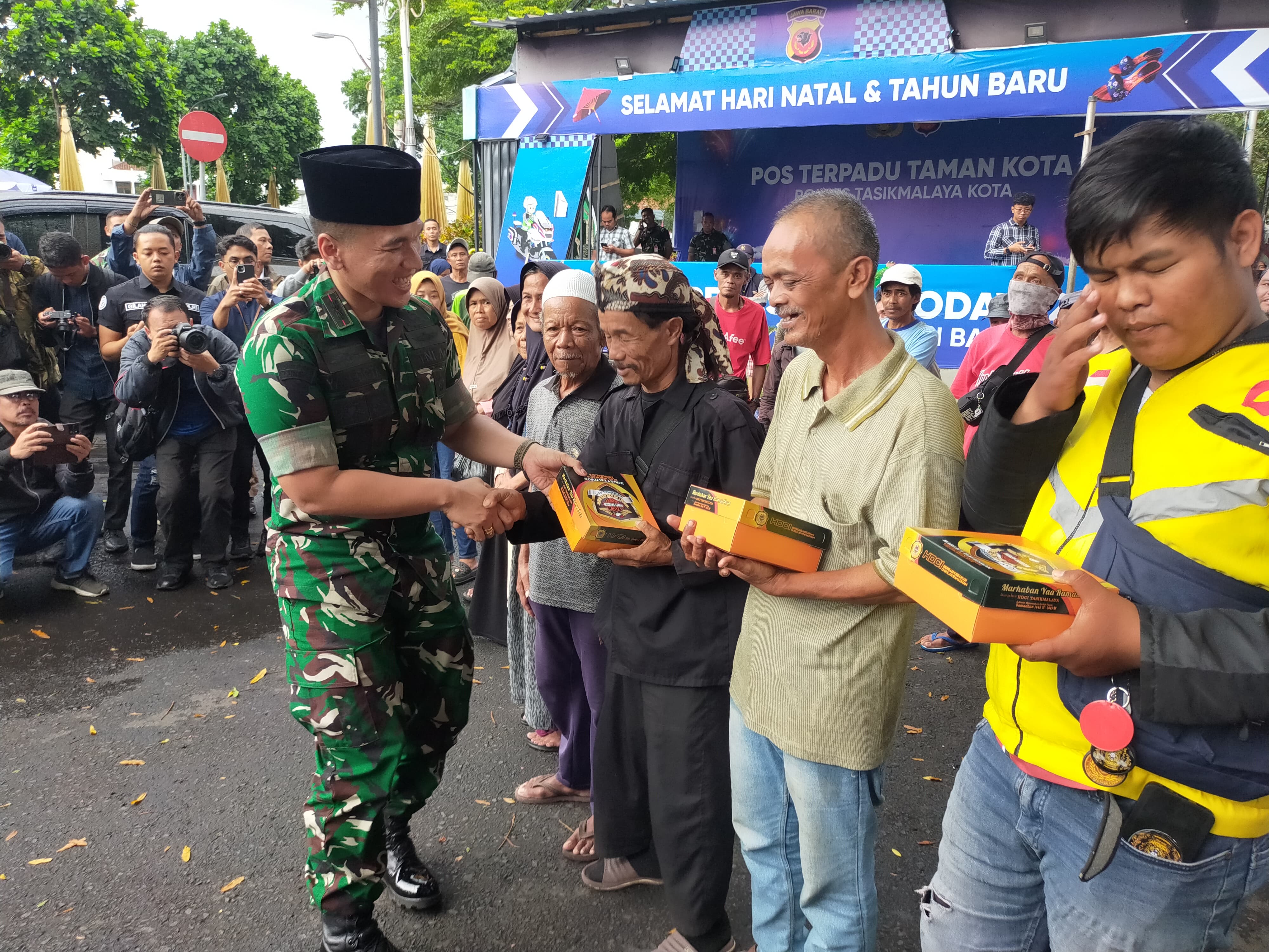 HDCI Tasikmalaya Bagikan 3.000 Nasi Kotak Bagi Pejalan Kaki