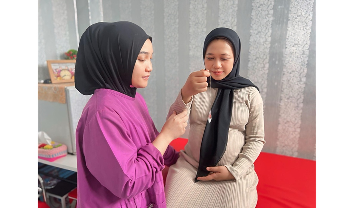 Bidan Puji di Batam Bantu Ibu Melahirkan dengan Teknik Hipnosis Hypnobirthing