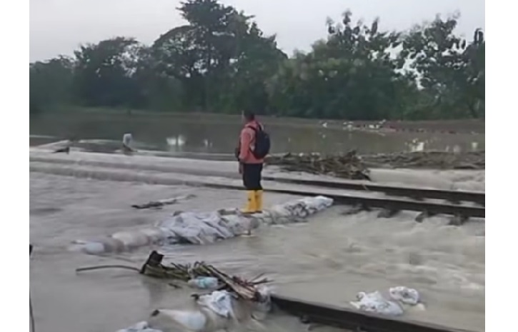 Rel Terendam Banjir, Perjalanan Kereta API Semarang-Surabaya Kembali Terganggu