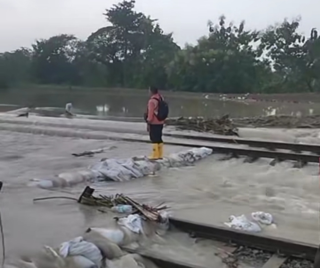 Rel Terendam Banjir, Perjalanan Kereta Api Semarang-Surabaya Kembali Terganggu