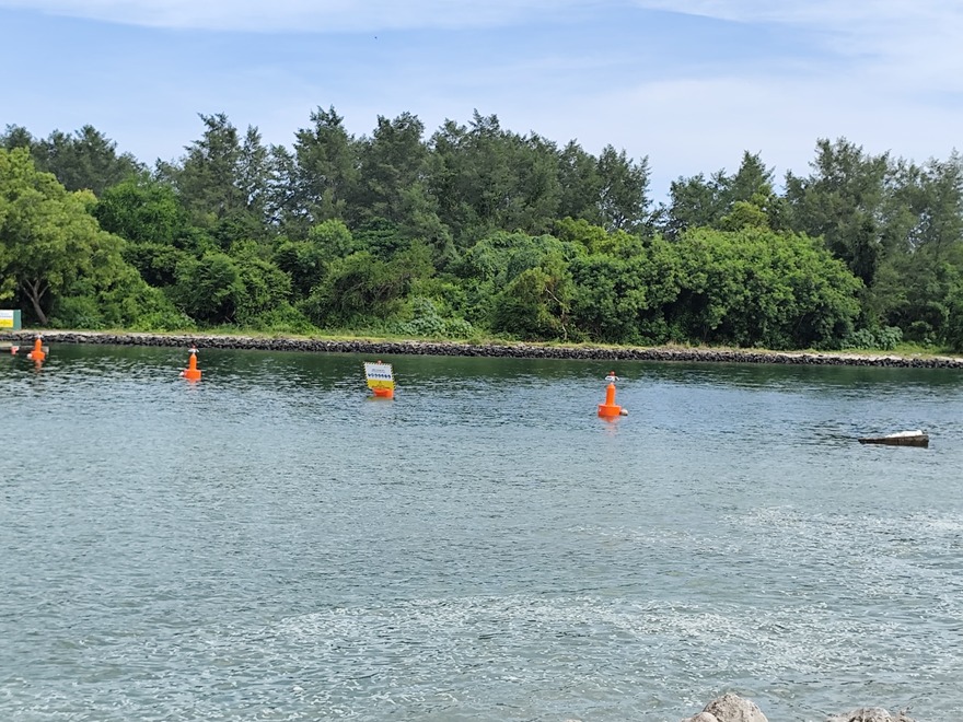 Setelah pembongkaran pagar pelampung, manajer dari pasangan papan peringatan bahaya di laguna serangan