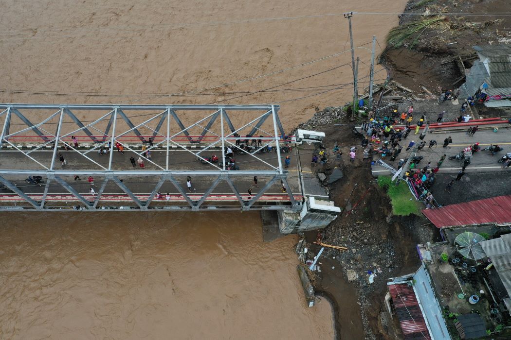 Lima Meninggal dan Empat dalam Pencarian Akibat Banjir di Sukabumi