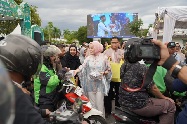 1.000 Takjil Dibagikan di Bundaran Besar Palangka Raya