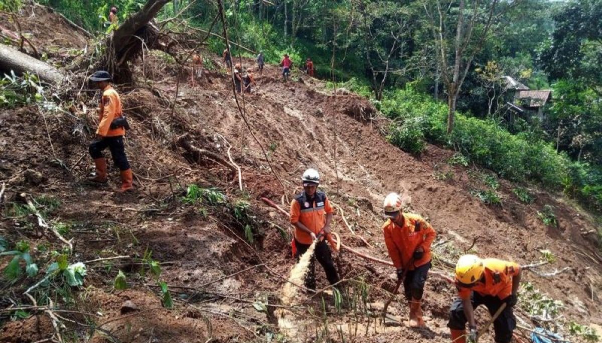 5 orang tewas, 4 hilang karena banjir dan tanah longsor di Sukabumi