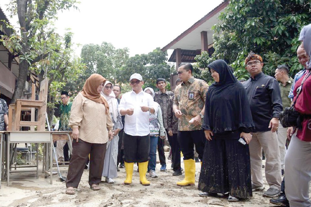 Mendikdasmen Berikan Bantuan Dana pada Sekolah dan Siswa Terdampak Banjir