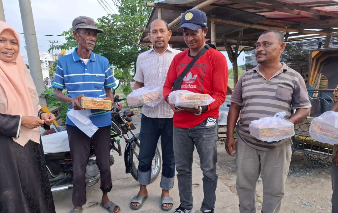 DWP Kemenag Pidie Aceh Sebarkan Takjil Berbuka Puasa