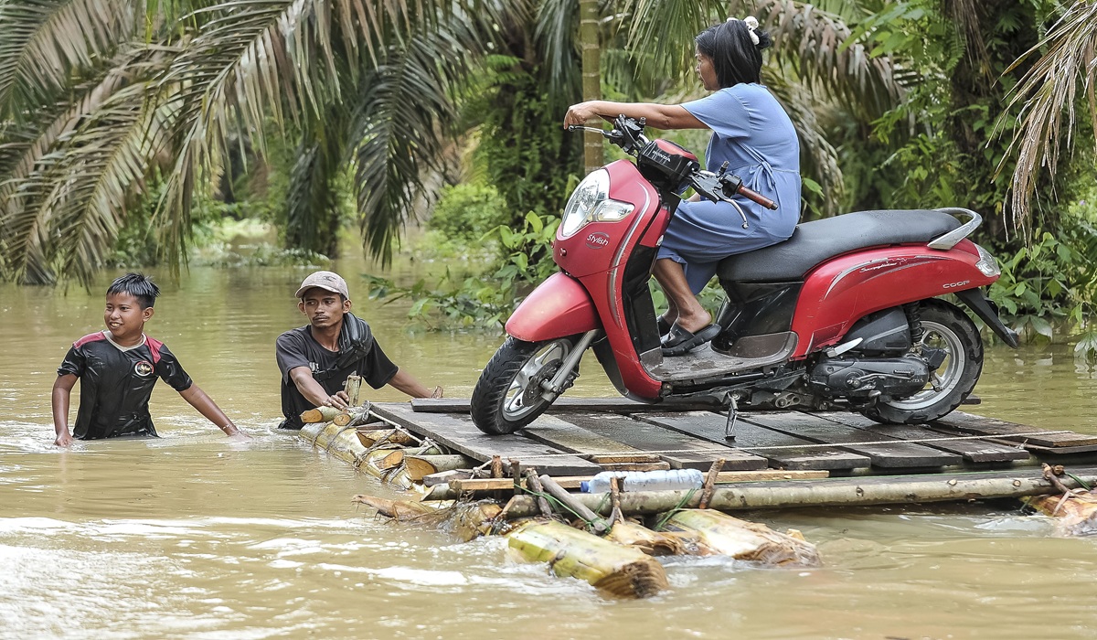 Ini adalah alas kaki yang aman untuk dipakai selama banjir