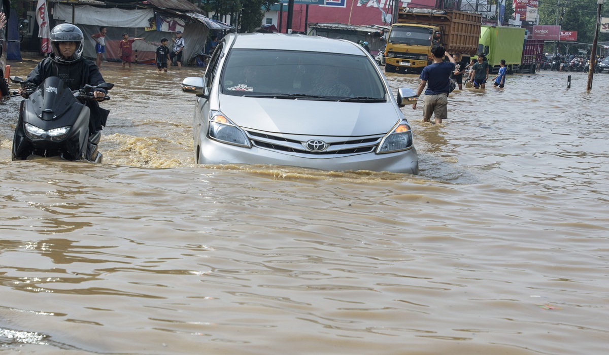 Kiat aman untuk mobil listrik saat melintasi banjir