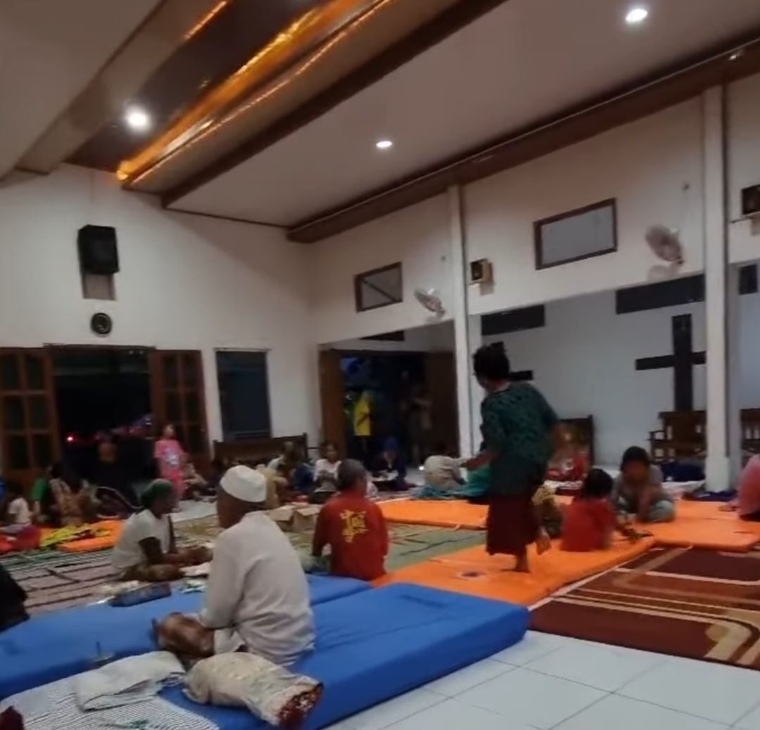 Pengungsi Banjir di Gereja Tetap Khusuk Menjalankan Puasa Ramadhan