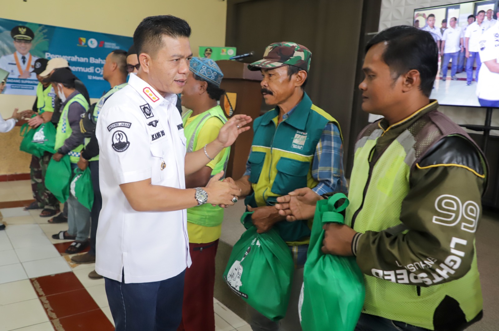 Tekan Inflasi, Pemkab Bandung Bagikan Sembako