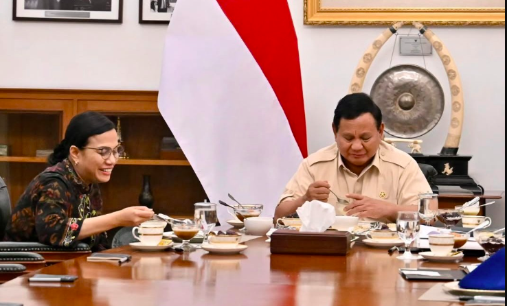 Dirumorkan Lempar Handuk, Sri Mulyani Berbuka Puasa dengan Prabowo