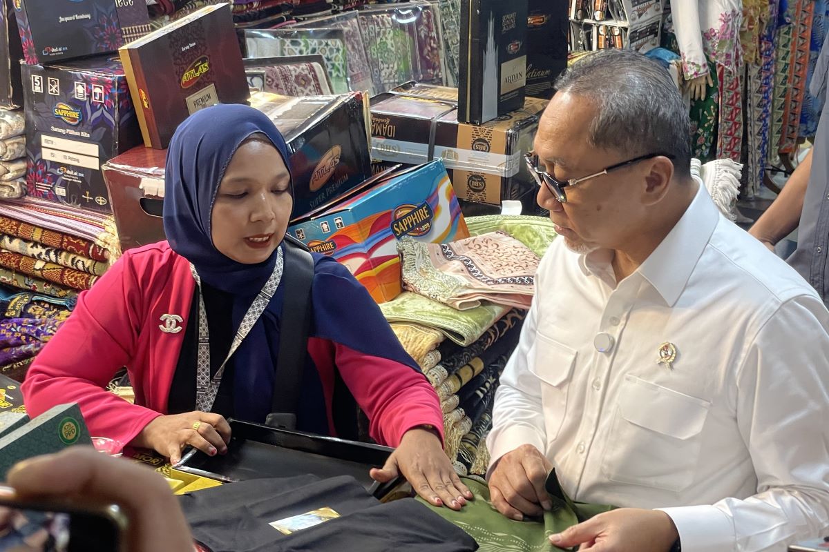 Zulhas Borong 2.000 Sarung untuk Diberikan ke Korban Banjir Jakarta