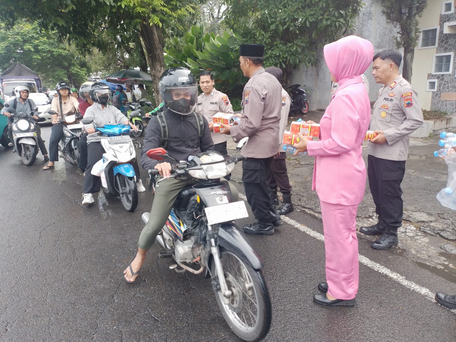 Polres Klaten Bagikan Takjil Pada Anak Yatim Dan Masyarakat Umum