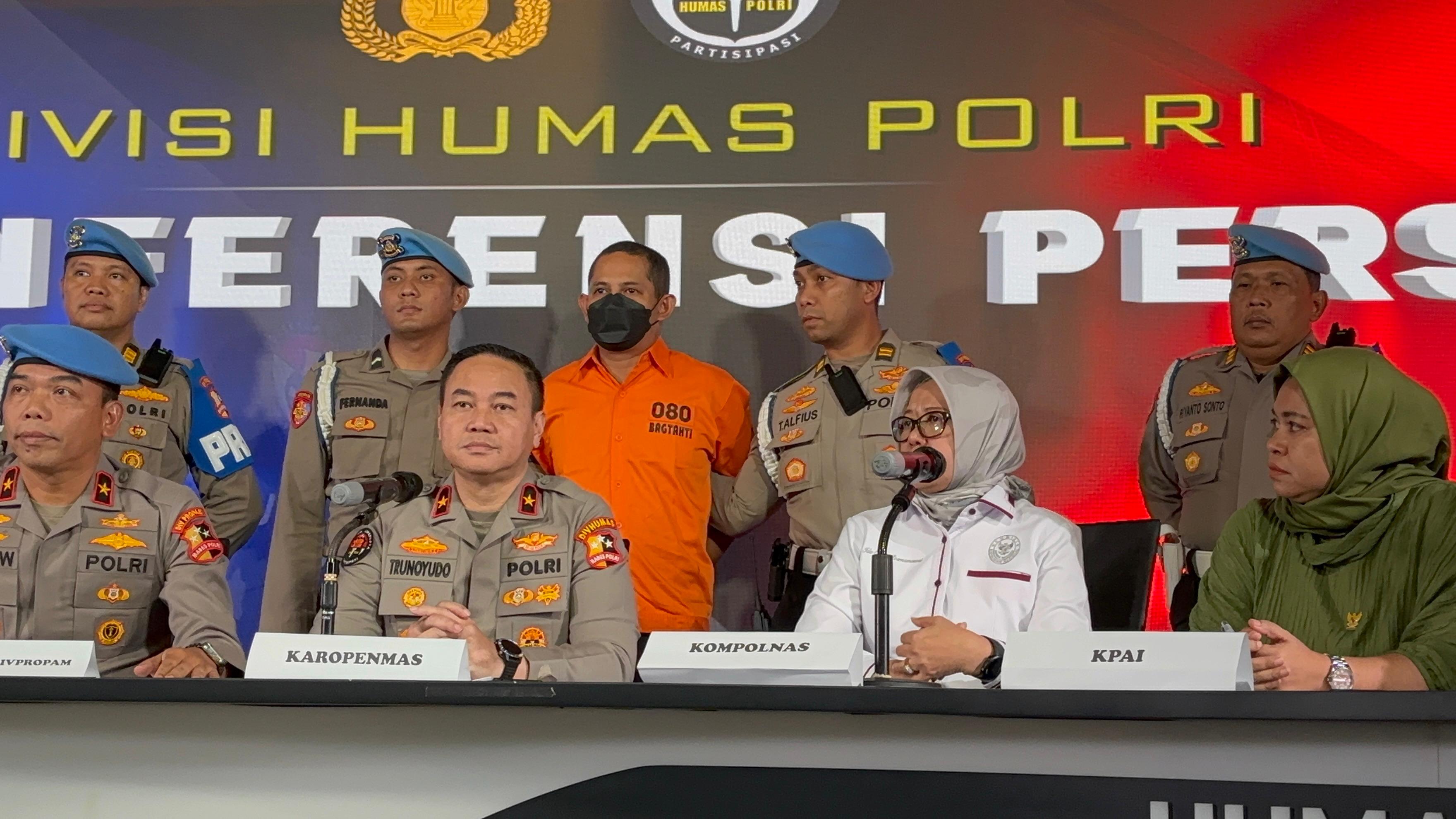 Penampakan Mantan Kapolres Ngada AKBP Fajar Pakai Baju Tahanan