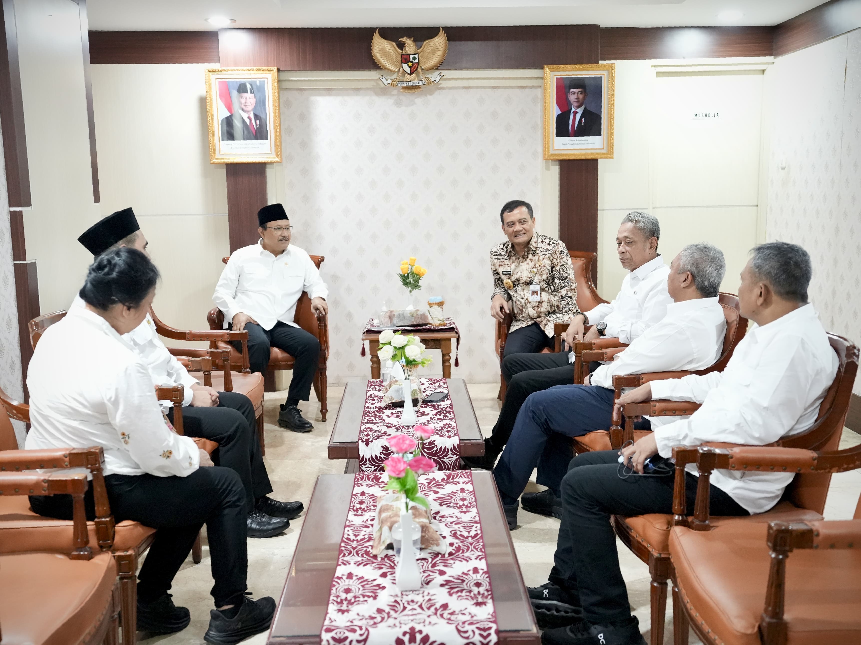 Menteri Sosial dan Kepala Regional Jawa Tengah mencurahkan Rencana Sekolah Rakyat