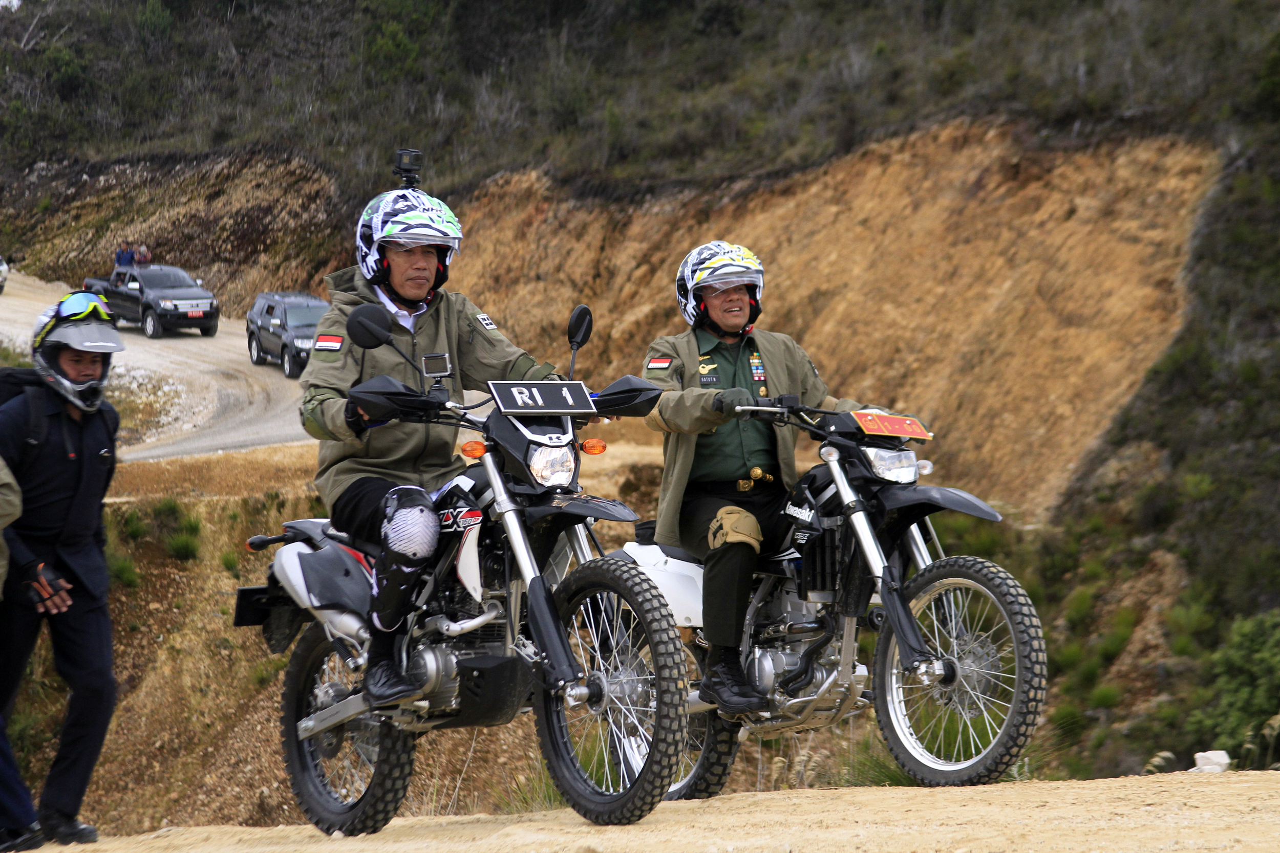 Dengan Mengendarai Motor Trail Presiden Tinjau Jalur Trans Papua