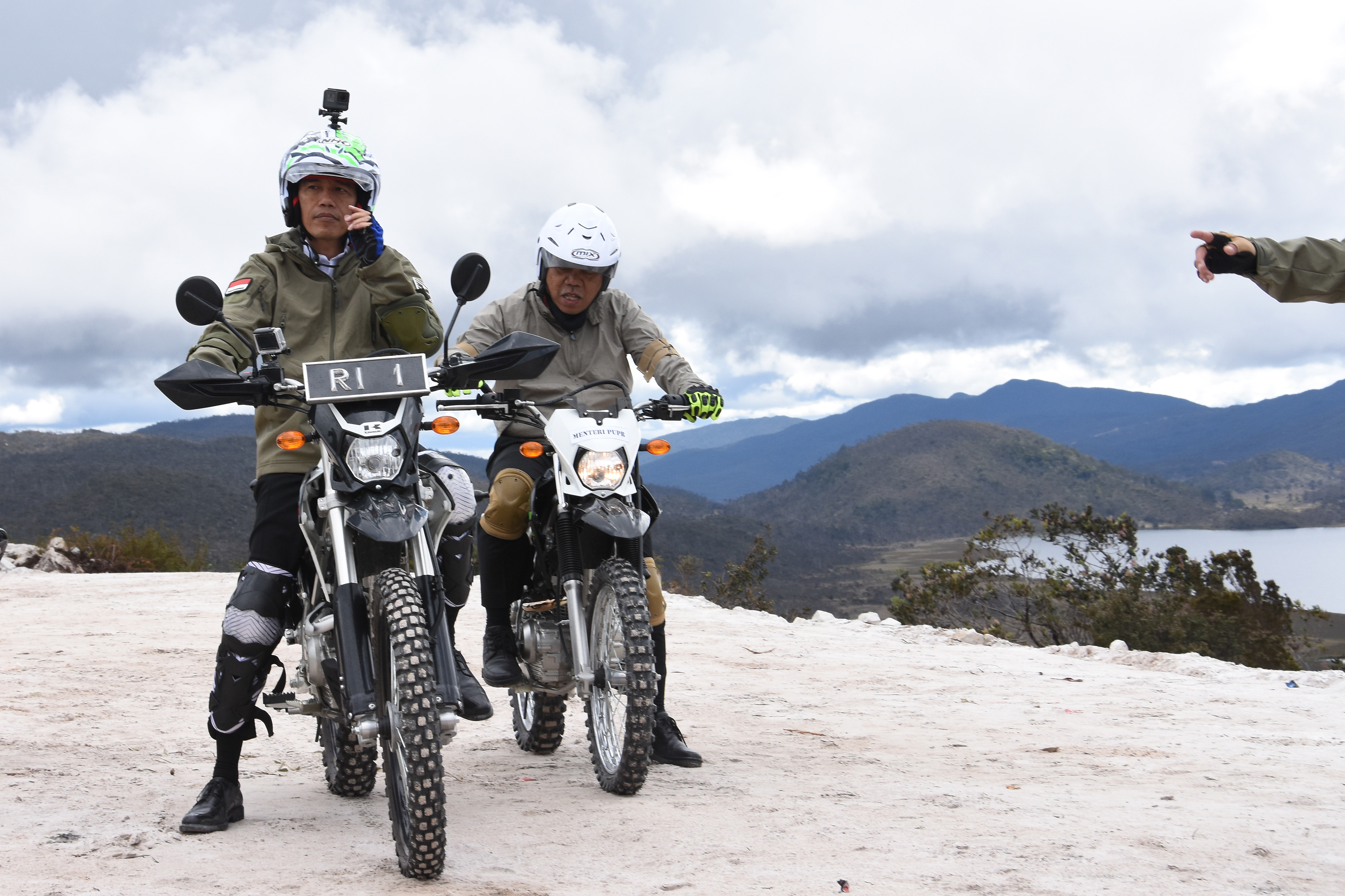 Dengan Mengendarai Motor Trail Presiden Tinjau Jalur Trans Papua