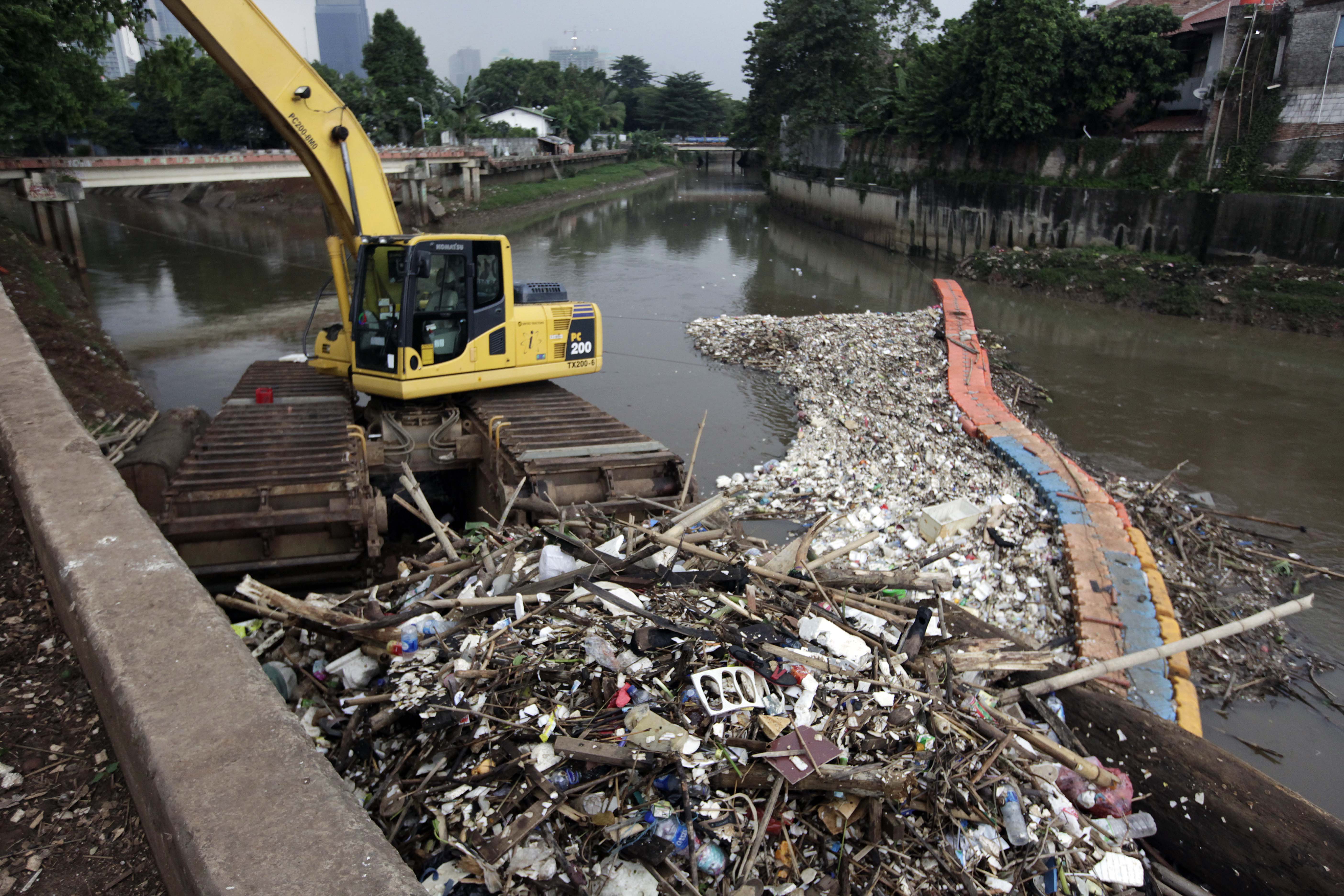 Penumpukan Sampah di Banjir Kanal Barat