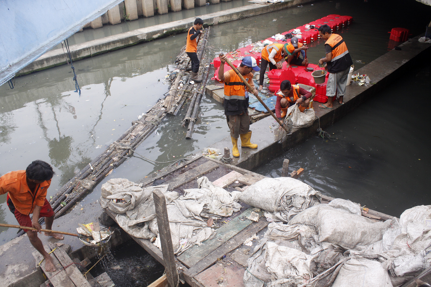 Penumpukan Sampah di Banjir Kanal Barat