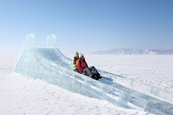 Suasana Danau Baikal yang Membeku