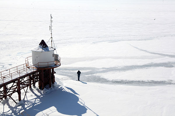 Suasana Danau Baikal yang Membeku