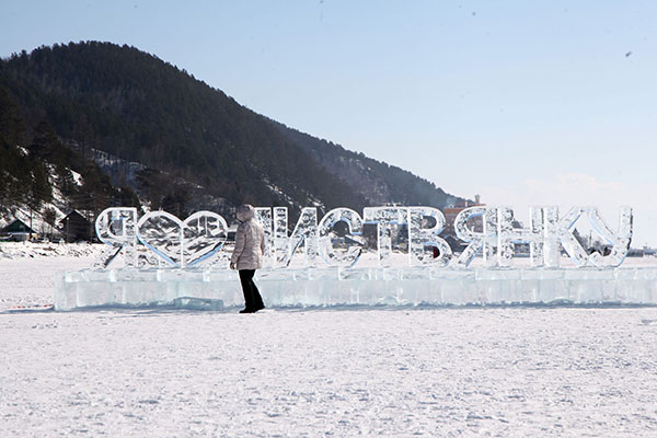 Suasana Danau Baikal yang Membeku
