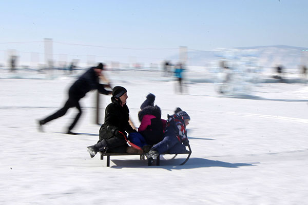 Suasana Danau Baikal yang Membeku