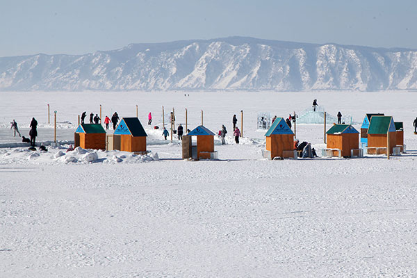 Suasana Danau Baikal yang Membeku