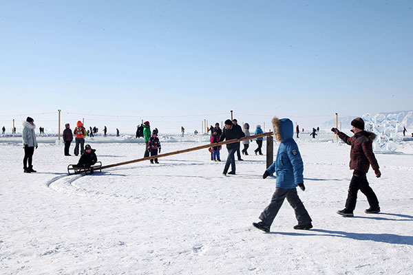 Suasana Danau Baikal yang Membeku