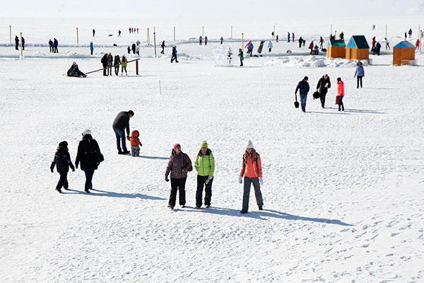 Suasana Danau Baikal yang Membeku