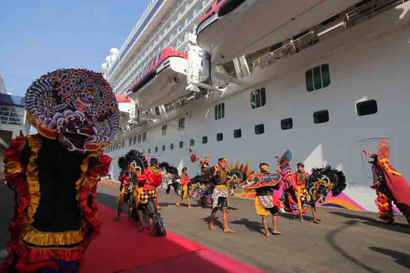 Kapal Pesiar MV Genting Dream Tiba di Surabaya  