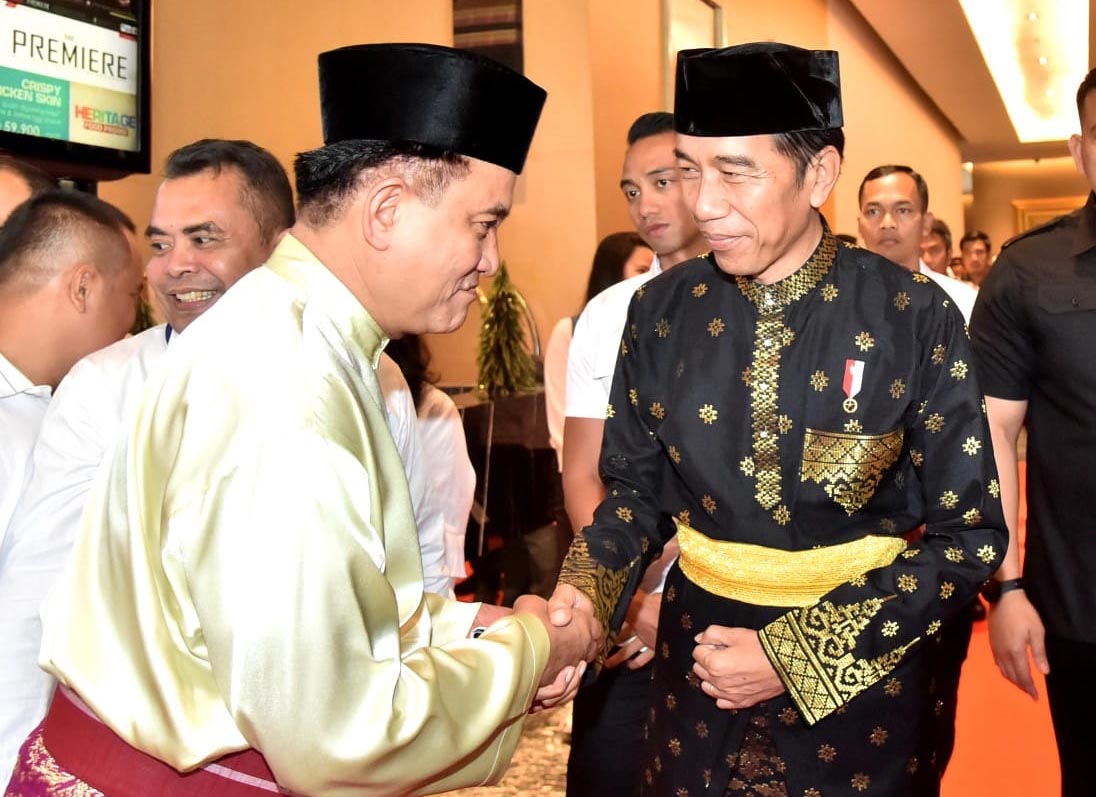 Yusril Dampingi Presiden Jokowi Raih Gelar Adat Riau 