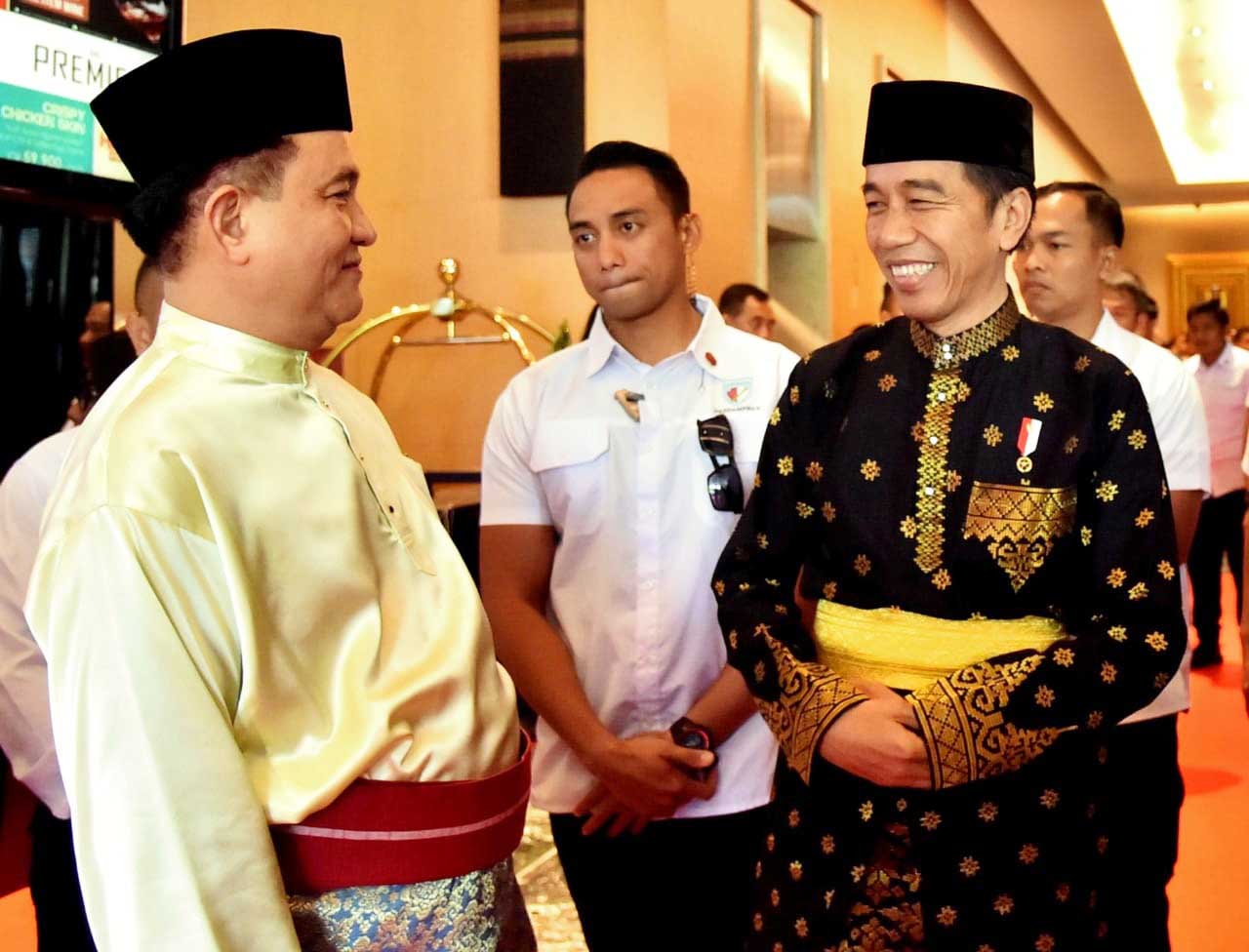 Yusril Dampingi Presiden Jokowi Raih Gelar Adat Riau 