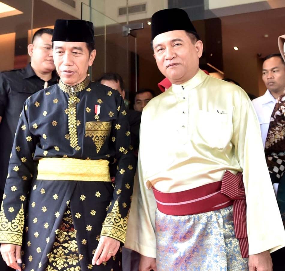 Yusril Dampingi Presiden Jokowi Raih Gelar Adat Riau 