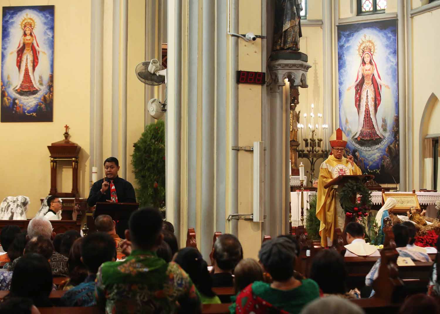 Uskup Agung Mgr Ignatius Suharyo Pimpin Misa di Katedral
