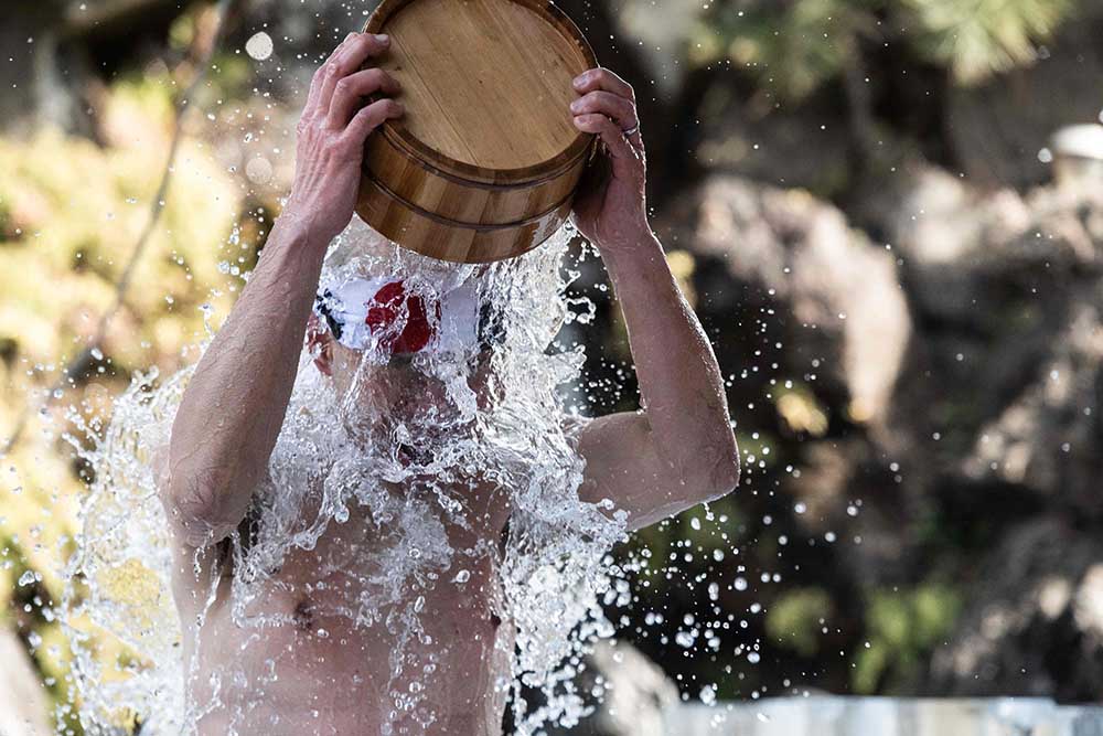Ritual Mandi Air Dingin Penganut Agama  Shinto