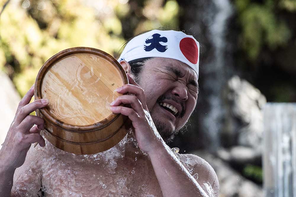 Ritual Mandi Air Dingin Penganut Agama  Shinto