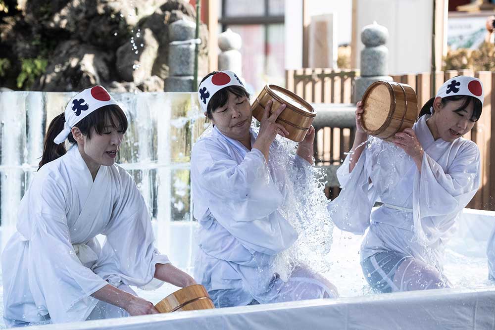 Ritual Mandi Air Dingin Penganut Agama  Shinto
