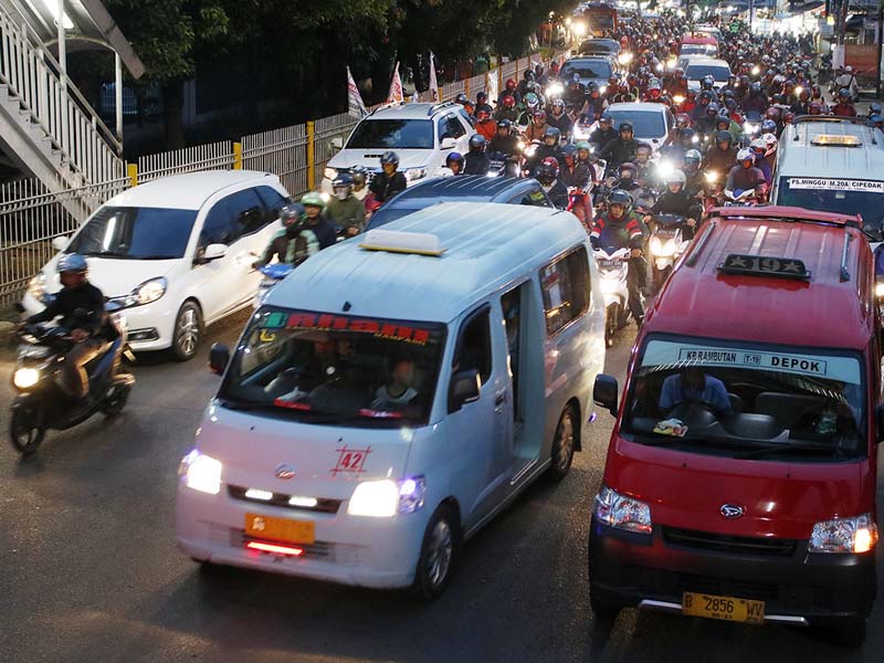 Angkot Ngetem Sembarangan Bikin Macet