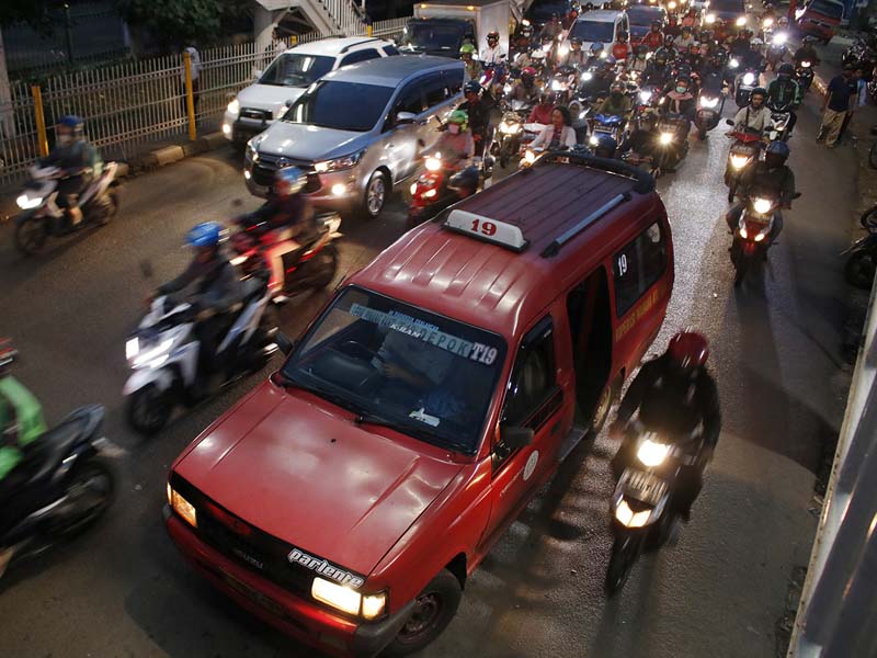 Angkot Ngetem Sembarangan Bikin Macet